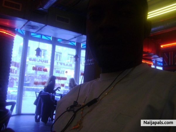 South Africa chilling @ a Resturant - click for next photo