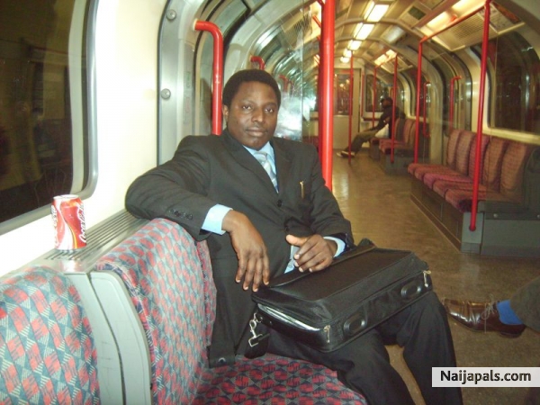Way back home on London tube (Central Line) - click for next photo