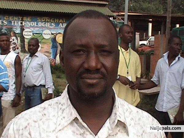 behind him in blue shirt is Kolade - click for next photo