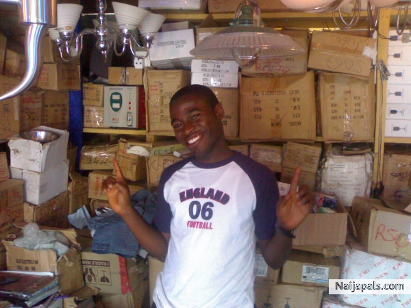 Smiling Hustler - click for next photo