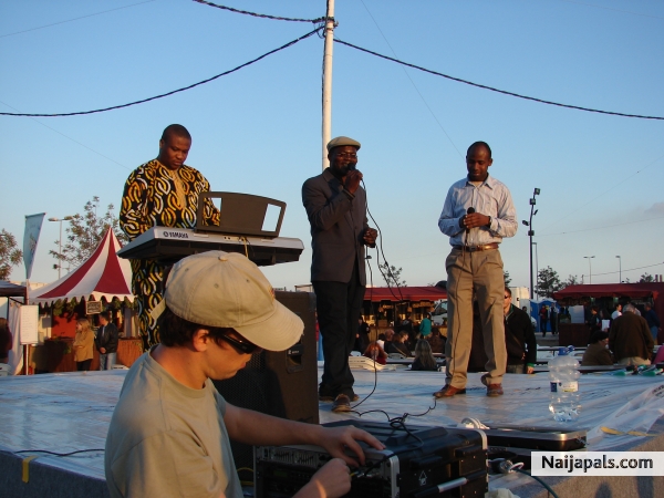 The livingmelody with pastor Ben in a concert in Castellon, 2009 - click for next photo