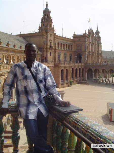 PLAZA ESPANIA SEVILLA - click for next photo