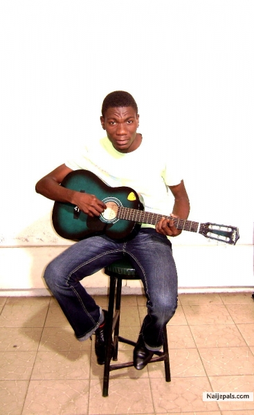 I REALLY LOVE TO PLAY MY GUITER - click for next photo