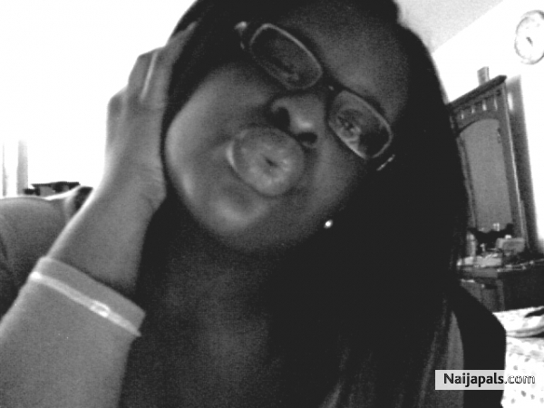 Kiss kiss. - click for next photo