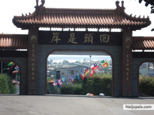 D gAteS of D ThouS@nd BudDhA SAnCtUaRy - click for next photo