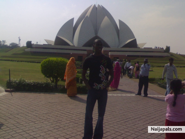 posing at d da ha temple n discovering new stuffs! - click for next photo