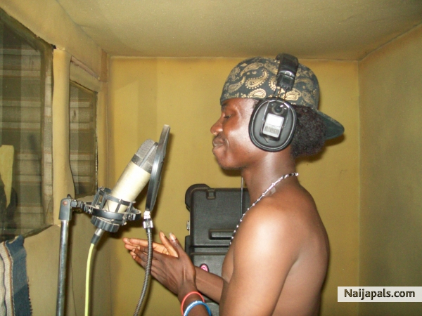 HUSTLE MAN - click for next photo