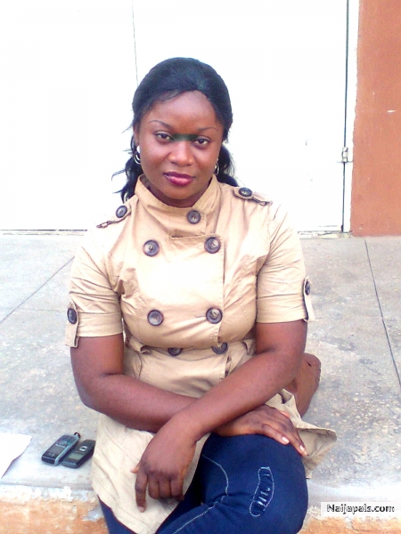 cute jst chilling at d corridor - click for next photo