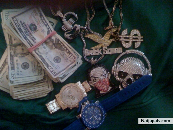 swag daddy getting some pays... - click for next photo