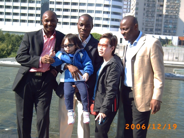 posing with fans - click for next photo