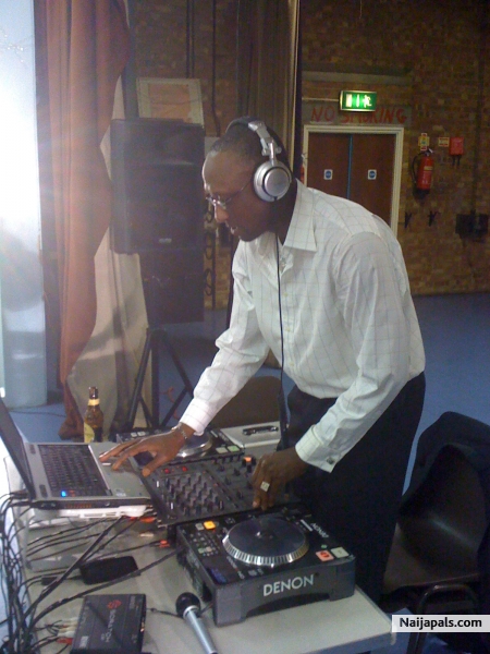 djadex on the juke box - click for next photo
