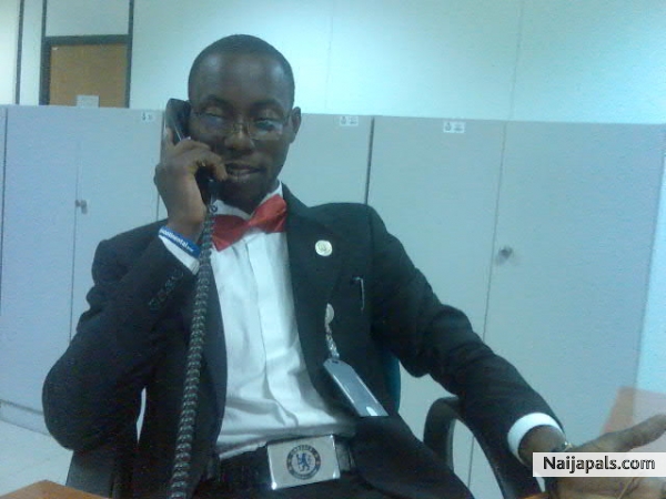 dats da brave man just flexing in da office. - click for next photo