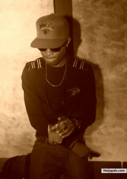 in dat club..chilling - click for next photo