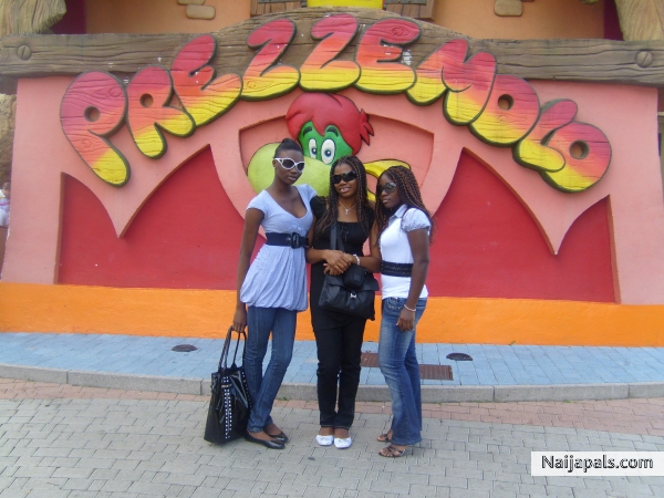 wth my lovly cuz paula ad frined sonia at guardaland, italy - click for next photo
