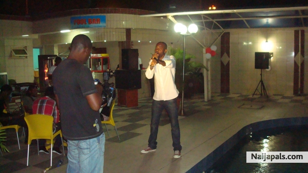 bm olomu performing lives @best southern hotel on vals nyt - click for next photo