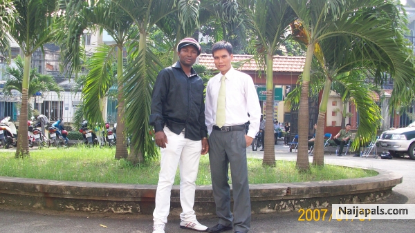 WITH AN IMMIGRATION OFFICER ON THE DAY OF E PASSPORT ISSUANCE - click for next photo