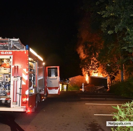 fire on Uromi kasteel! call the police!! - click for next photo