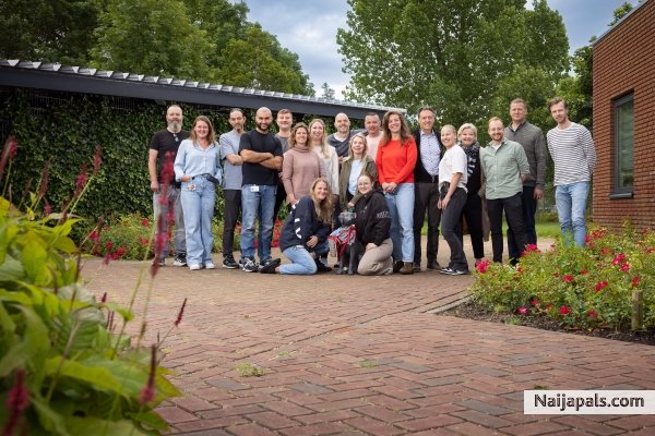 Groep foto toestemming. Mw Ebhabha - click for next photo