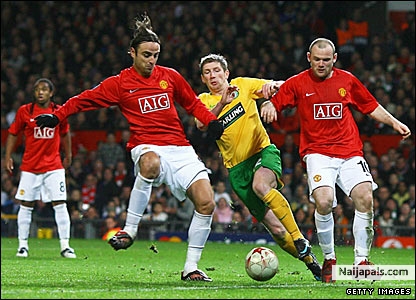 DIMITAR BERBATOV AND WAYNE ROONEY IN ACTION...!!! - click for next photo