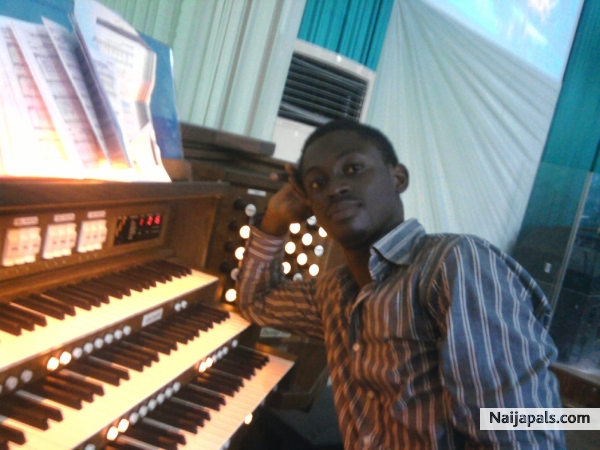 Organist. - click for next photo