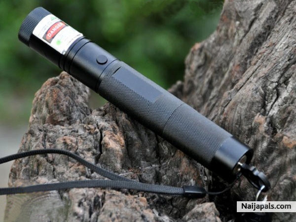 http://www.deulaser.com/billig-laserpointer-grun-1000mw.html (Straßenrand Hausierer verkauft Laserpointer, Käufer zu Mitte der Straße winken ein Laser-Pointer, die Auswirkungen auf die Verkehrssicherheit, kleine Anbieter, sagte :. " High-Power Laser-Pointer ist sehr hell, mit Blick auf das Kameraobjektiv kann Bestrahlung Abbildungselement brennen" ) - click for next photo