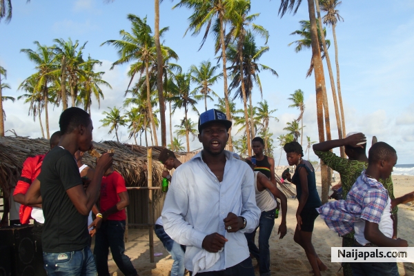 JESUS CHRIST LIVED & DIED FOR HUMANITY,IF YOU CANNOT DIE FOR SOMTIN,YOU WILL DIE FOR NOTIN.I PROMOTE A RICH CULTURAL HERITAGE OF AFRIKA,IN THE BEACH,STREETS,SCHOOLS,GHETTO AND EVRYWHERE - click for next photo