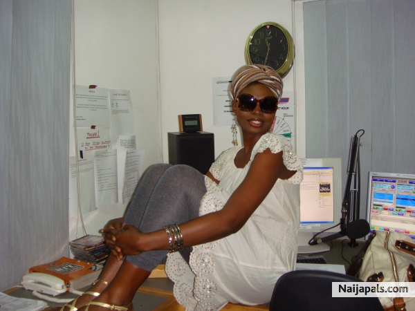 Its showbiz & am d fashion entertainer! - click for next photo
