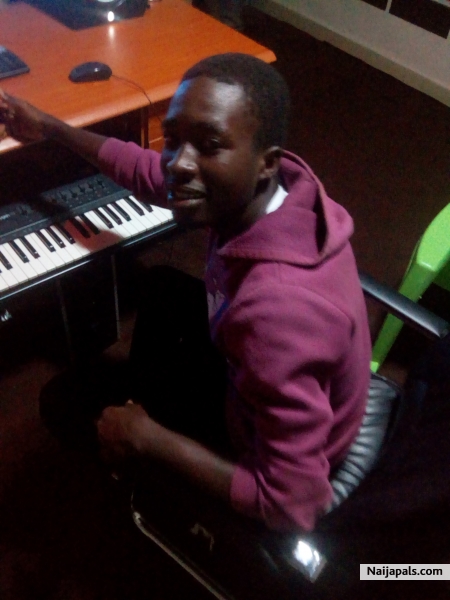 My name is Wayd am an upcoming artiste - click for next photo