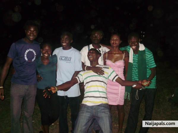 posing wth palies in accra - click for next photo