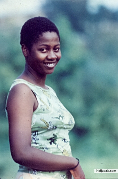 hmmmmm....back in sec school...........wit LOW CUT OOOO... - click for next photo