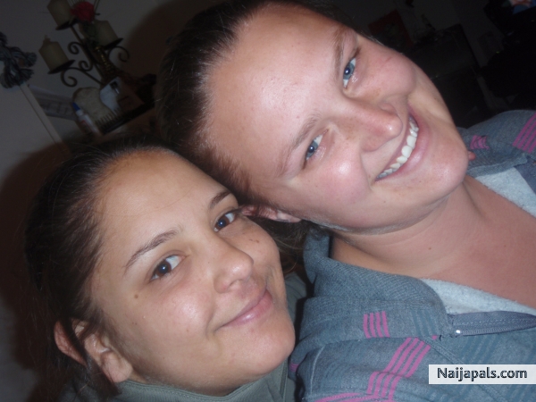 chillin wid me gurl ilo - click for next photo