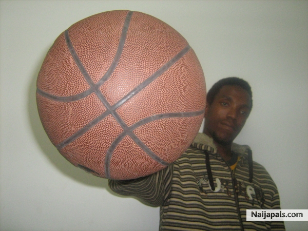 LOVE IN BASKETBALL - click for next photo