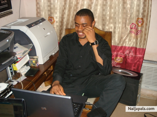 I ain' t da studio manager, but...... - click for next photo