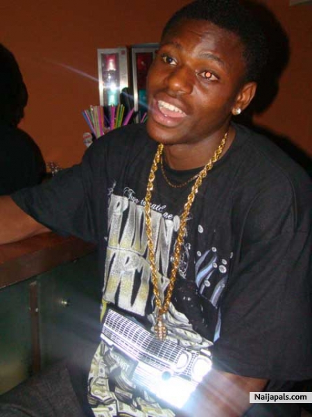 An up coming Artiste - click for next photo