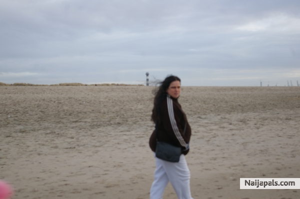 WALKING THE BEACH IN HOEK VAN HOLLAND - click for next photo