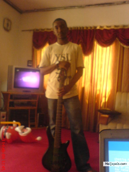 $L!M ToloG Th3 GuiTaR Ma-N-........... - click for next photo