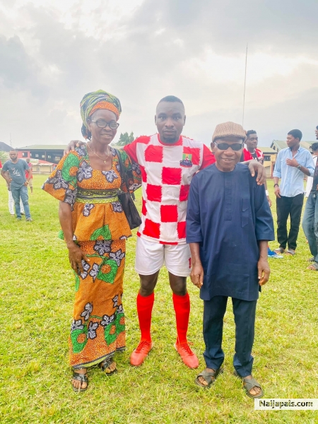 Okere Daniel with mom and Dad - click for next photo