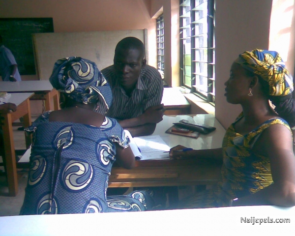 With my Coursemate Omolola & Loveth (Student Union Vice President) - click for next photo