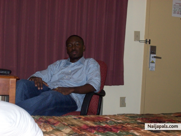 see him lookin at me. lol - click for next photo