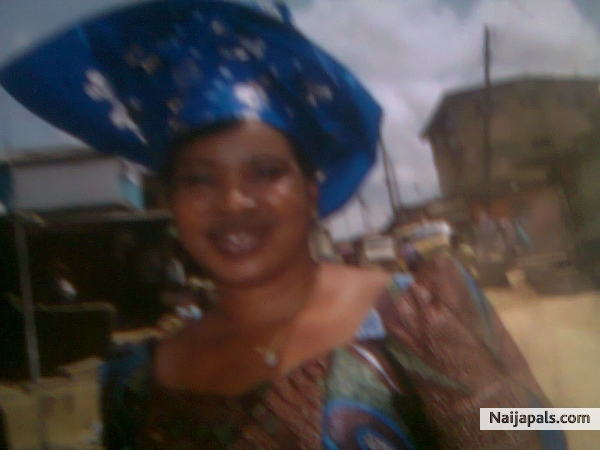 MAMA DEE - click for next photo