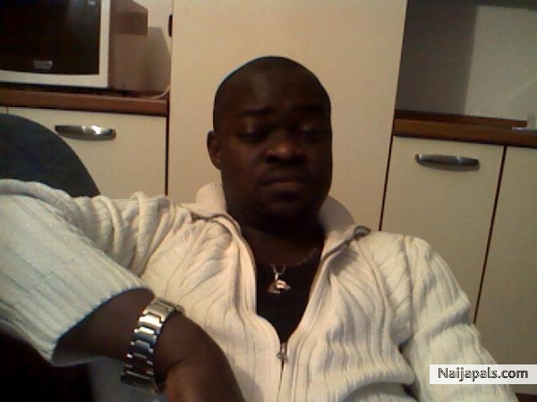 chilling im my crib - click for next photo