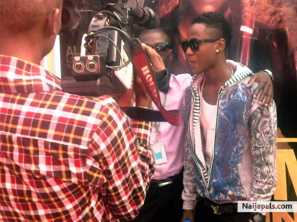 aken red carpet moment - click for next photo