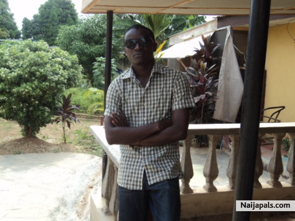 MOI CHILLING - click for next photo