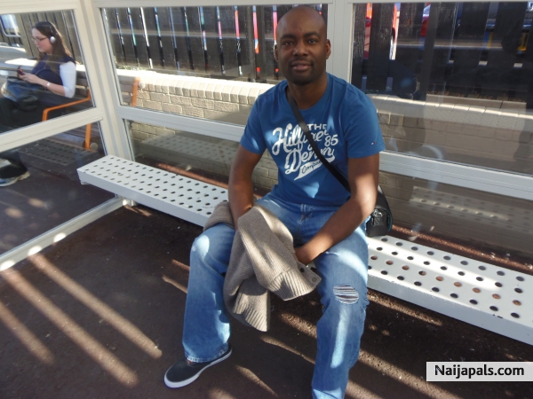 waiting 4 the train - click for next photo