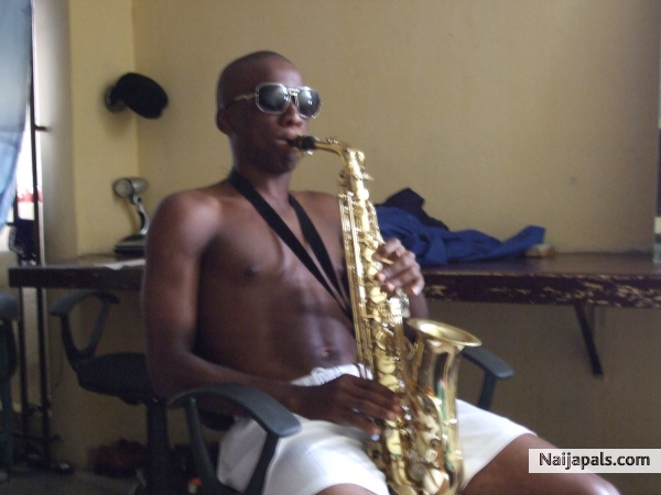 saxophonist - click for next photo