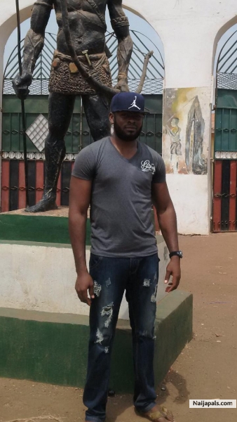after some charity work giving out relie materials to the displaced persons affected by the comunial riot at Agatu local government of benue state - click for next photo