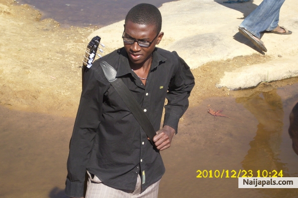 Guiter man - click for next photo