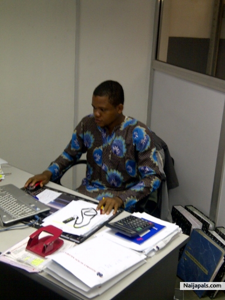 always serious when working - click for next photo