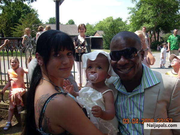 woodenlegs and Uchennas with her auntie - click for next photo