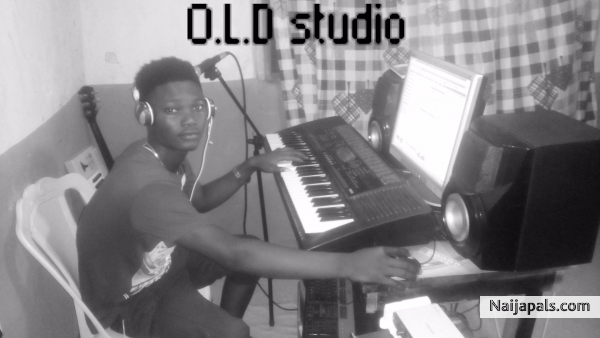 Chilling @ O.L.D studio - click for next photo